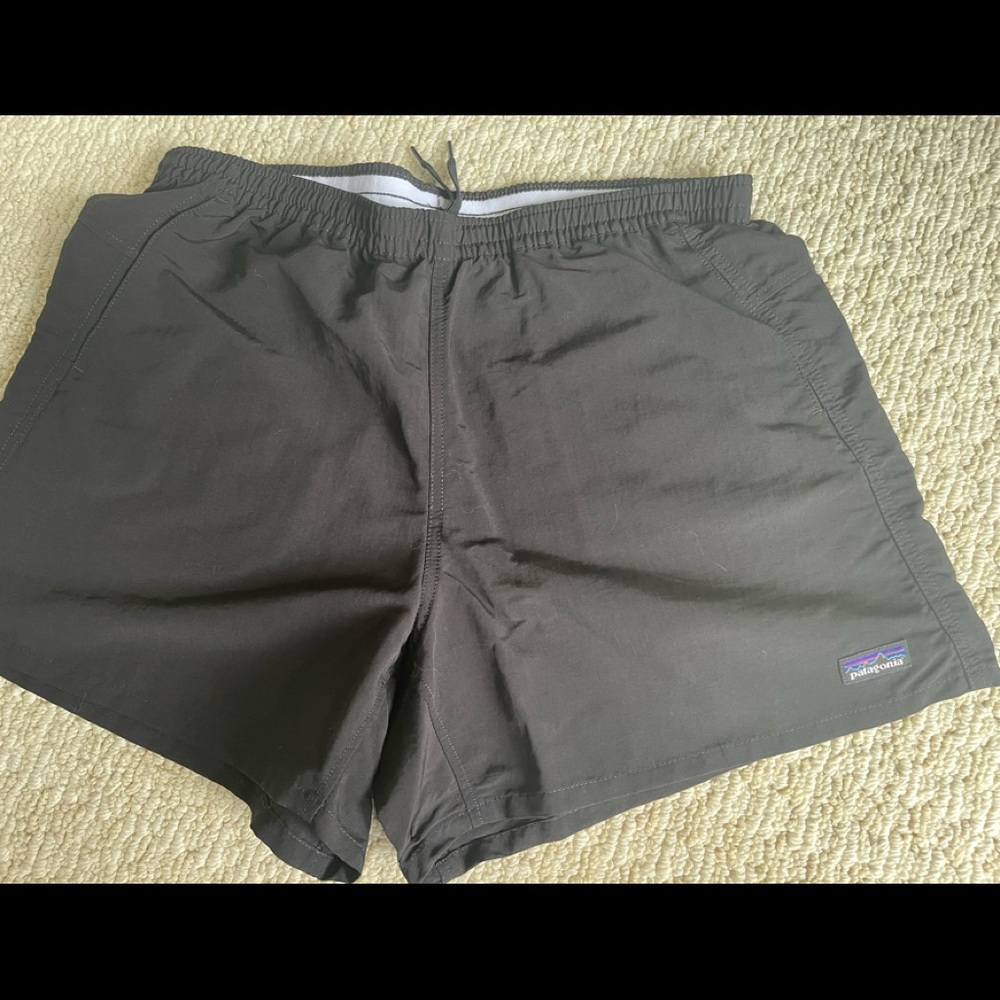 Patagonia Black Baggies shorts Women’s Size L Like New - worn once 5 in inseam